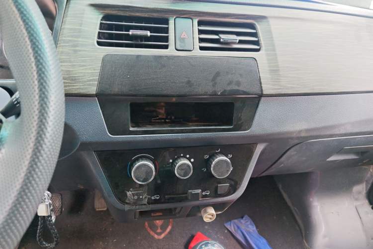 Used Jinbei Hiace X30 2021 1.5L Wealthy Single-Steaming Air-Conditioned Van China VI Standard SWC15M Audio And AC Panel