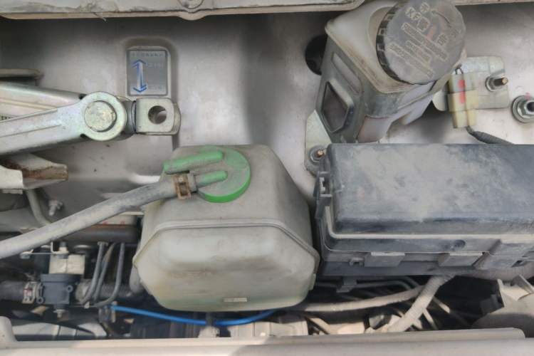 Used Jinbei Hiace X30 2021 1.5L Business-Grade Central Air-Conditioned Van China VI Emission Standard Model SWC15M Engine Bay Left