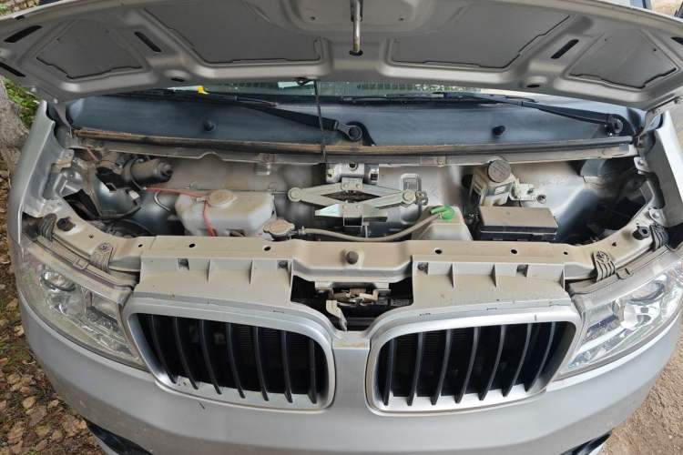 Used Jinbei Hiace X30  Engine Bay