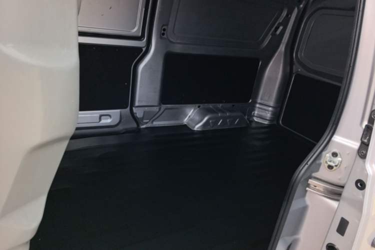 Used Jinbei Hiace X30 2021 1.5L Standard-Grade Central Air-Conditioned Van China VI Emission Standard SWC15M Left Rear Seat