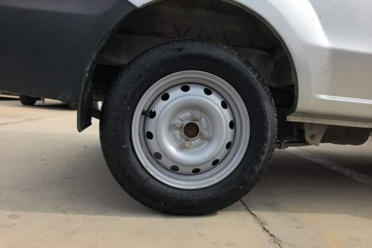 Used Jinbei Hiace X30 2021 1.5L Standard-Grade Central Air-Conditioned Van China VI Emission Standard SWC15M Right Rear Wheel Hub