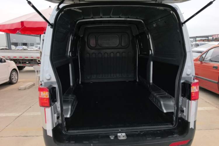 Used Jinbei Hiace X30 2021 1.5L Standard-Grade Central Air-Conditioned Van China VI Emission Standard SWC15M Trunk