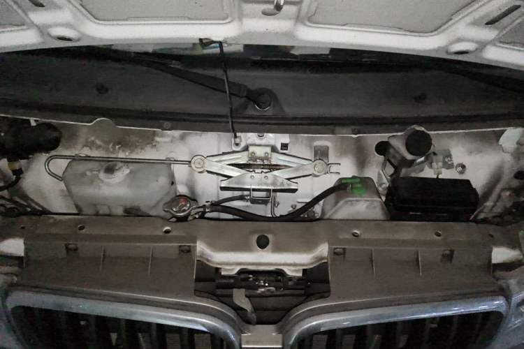 Used Jinbei Hiace X30 2021 1.5L Wealthy Single-Steaming Air-Conditioned Version Bus China VI Standard SWC15M Engine Bay