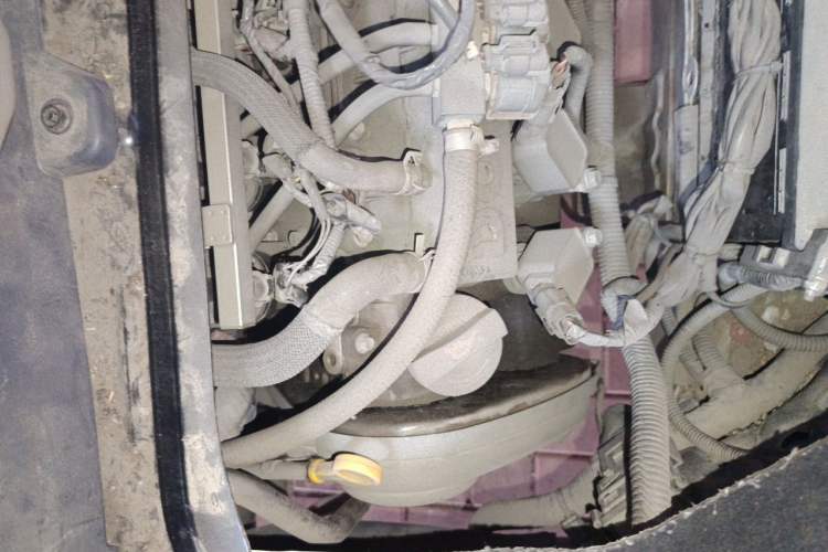 Used Jinbei Hiace X30 2021 1.5L Wealthy Single-Steaming Air-Conditioned Van China VI Standard SWC15M Engine Bay
