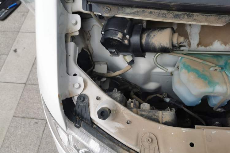 Used Jinbei Hiace X30 2021 1.5L Standard Version Air-Conditioner-Free Van China VI Emission Standard SWC15M Engine Bay Right