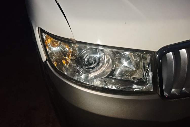Used Jinbei Hiace X30 2021 1.5L Business-Class Central Air-Conditioned Coach China VI Standard Model SWC15M Right Front Headlight