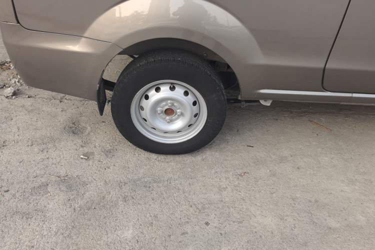 Used Jinbei Hiace X30 2021 1.5L Comfort Model Air-Conditioner-Free Version National VI Standard SWC15M Bus Right Rear Wheel Hub