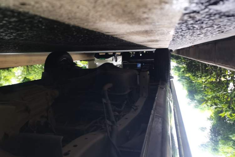 Used Jinbei Hiace X30 2022 1.5L Business-Class Central Air-Conditioned Coach China VI Standard SWC15M Chassis Front Right