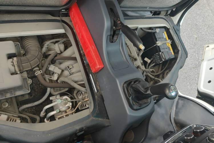Used Jinbei Hiace X30  Engine Bay