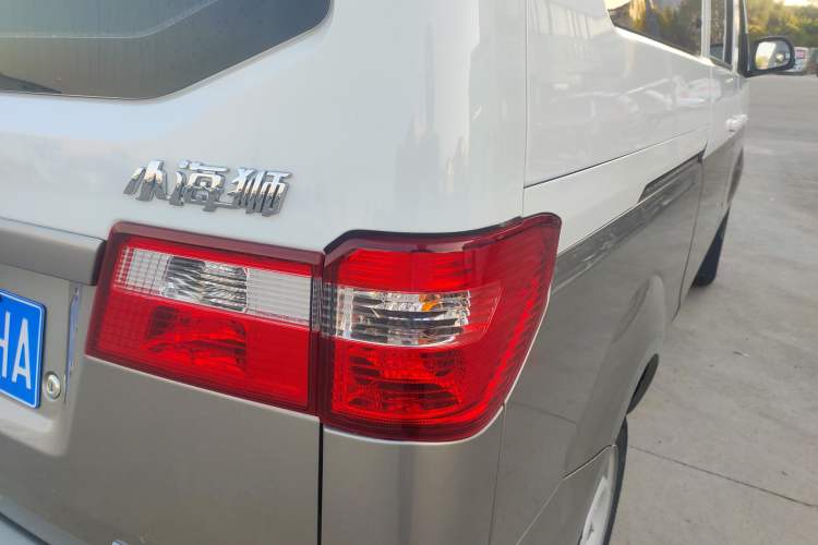Used Jinbei Hiace X30 2022 1.5L Business-Class Central Air-Conditioned Coach China VI Standard SWC15M Right Rear Taillight