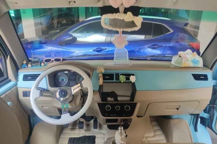 Used Jinbei Hiace X30 2023 1.5L Super-Comfortable Passenger Van 5/6/7-Seater Non-Air-Conditioned Version Model SWC15M Center Console