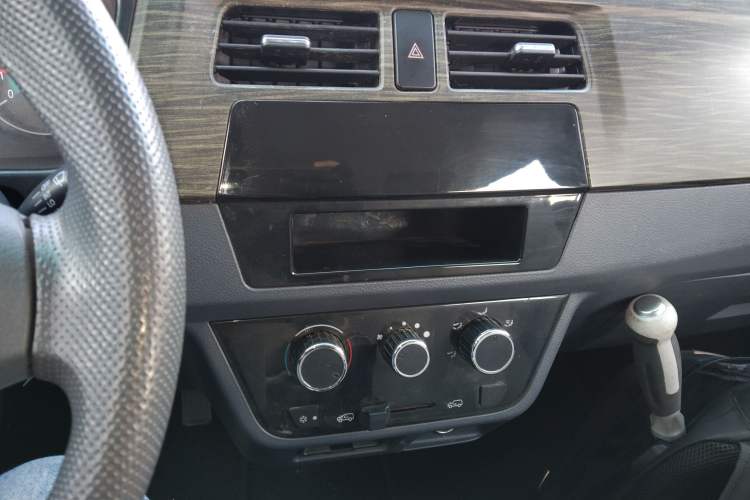 Used Jinbei Hiace X30 2023 1.5L Super-Comfortable Passenger Van 5/6/7-Seater Non-Air-Conditioned Version Model SWC15M Audio And AC Panel