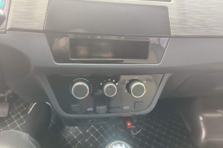 Used Jinbei Hiace X30 2023 1.5L Super-Comfortable Passenger Van 5/6/7-Seater Non-Air-Conditioned Version Model SWC15M Audio And AC Panel