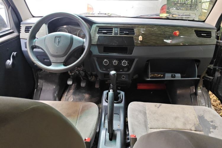 Used Jinbei Hiace X30 2023 1.5L Super-Comfortable Passenger Van 5/6/7-Seater Non-Air-Conditioned Version Model SWC15M Center Console