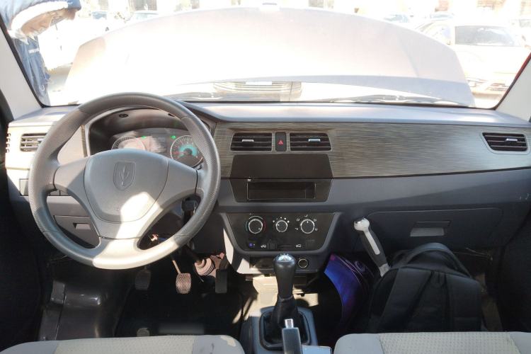 Used Jinbei Hiace X30 2023 1.5L Super-Comfortable Passenger Van 5/6/7-Seater Non-Air-Conditioned Version Model SWC15M Center Console
