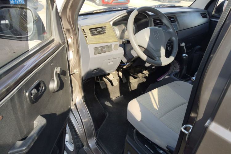 Used Jinbei Hiace X30 2023 1.5L Super-Comfortable Passenger Van 5/6/7-Seater Non-Air-Conditioned Version Model SWC15M Driver Seat