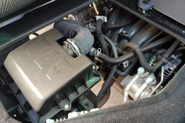 Used Jinbei Hiace X30 2023 1.5L Wealthy-Style Passenger Van 5/6/7-Seater Non-Air-Conditioned Version SWC15M Engine Bay