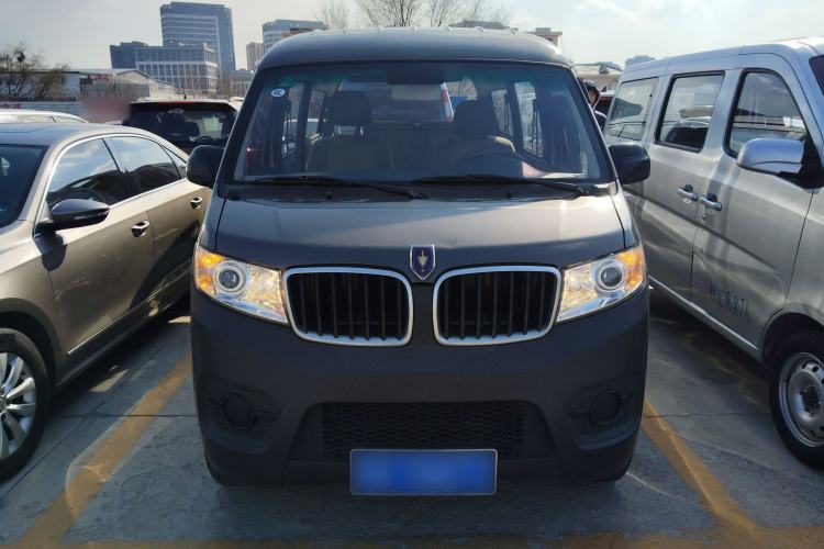 Used Jinbei Hiace X30 2023 1.5L Super-Comfortable Passenger Van 5/6/7-Seater Non-Air-Conditioned Version Model SWC15M Front