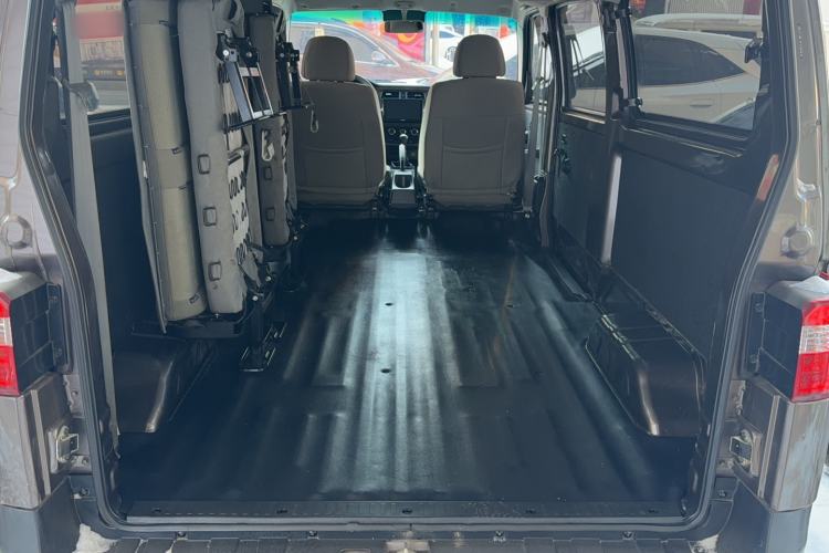 Used Jinbei Hiace X30 2023 1.5L Super-Comfortable Passenger Van 5/6/7-Seater Non-Air-Conditioned Version Model SWC15M Interior 2