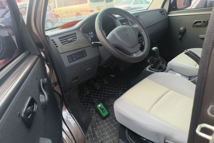 Used Jinbei Hiace X30 2023 1.5L Super-Comfortable Passenger Van 5/6/7-Seater Non-Air-Conditioned Version Model SWC15M Interior 3
