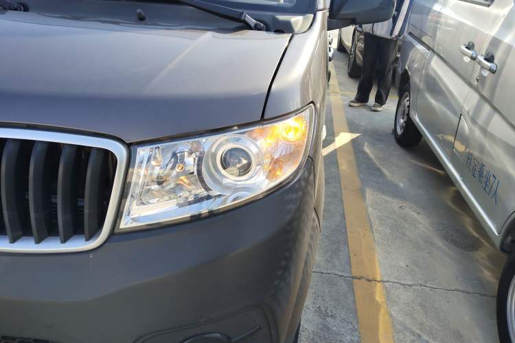 Used Jinbei Hiace X30 2023 1.5L Super-Comfortable Passenger Van 5/6/7-Seater Non-Air-Conditioned Version Model SWC15M Left Front Headlight