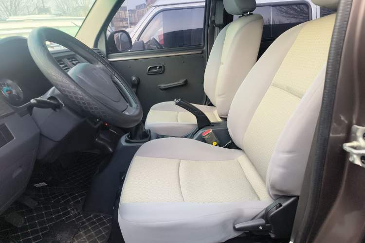 Used Jinbei Hiace X30 2023 1.5L Super-Comfortable Passenger Van 5/6/7-Seater Non-Air-Conditioned Version Model SWC15M Left Front Seat