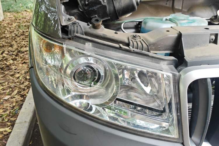 Used Jinbei Hiace X30 2023 1.5L Super-Comfortable Passenger Van 5/6/7-Seater Non-Air-Conditioned Version Model SWC15M Right Front Headlight