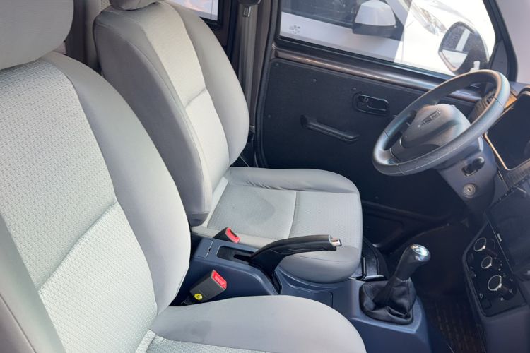 Used Jinbei Hiace X30 2023 1.5L Super-Comfortable Passenger Van 5/6/7-Seater Non-Air-Conditioned Version Model SWC15M Right Front Seat