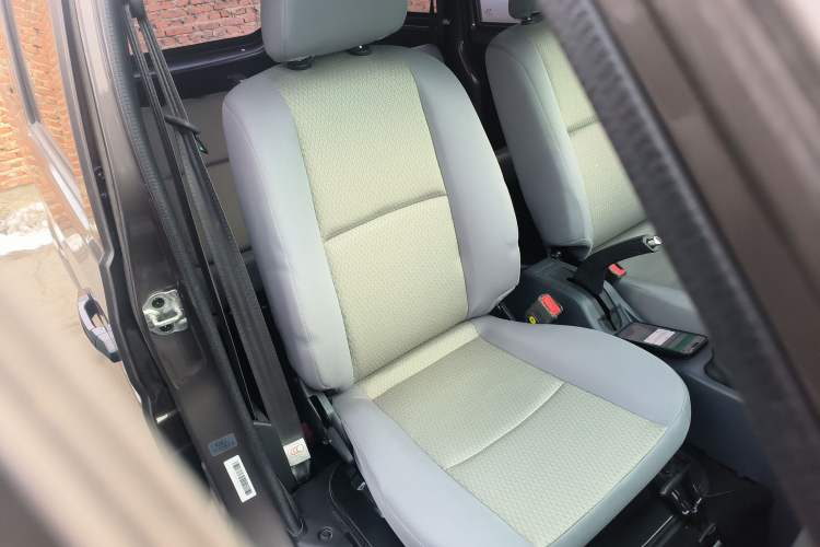 Used Jinbei Hiace X30 2023 1.5L Super-Comfortable Passenger Van 5/6/7-Seater Non-Air-Conditioned Version Model SWC15M Right Front Seat