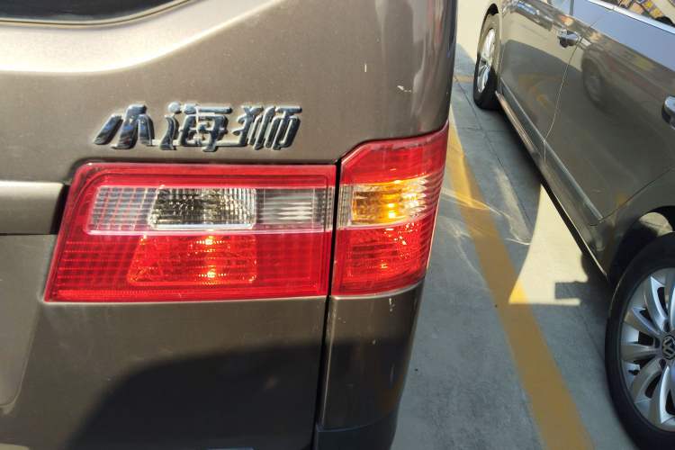 Used Jinbei Hiace X30 2023 1.5L Super-Comfortable Passenger Van 5/6/7-Seater Non-Air-Conditioned Version Model SWC15M Right Rear Taillight