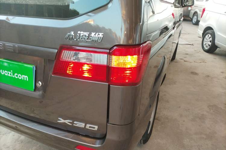 Used Jinbei Hiace X30 2023 1.5L Super-Comfortable Passenger Van 5/6/7-Seater Non-Air-Conditioned Version Model SWC15M Right Rear Taillight