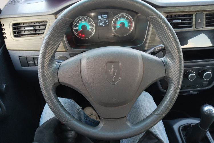 Used Jinbei Hiace X30 2023 1.5L Super-Comfortable Passenger Van 5/6/7-Seater Non-Air-Conditioned Version Model SWC15M Steering Wheel