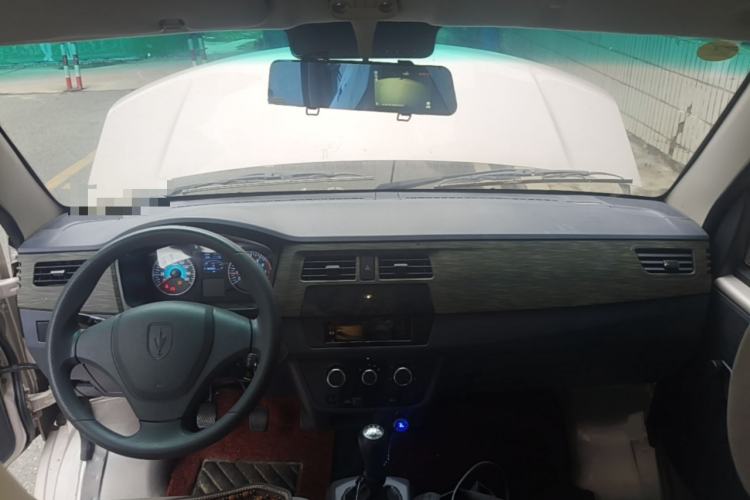 Used Jinbei Hiace X30 2023 1.5L Super-Comfortable Passenger Van 5/6/7-Seater Non-Air-Conditioned Version Model SWC15M Center Console