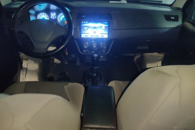 Used Jinbei Hiace X30 2023 1.5L Super-Comfortable Passenger Van 5/6/7-Seater Non-Air-Conditioned Version Model SWC15M Center Console
