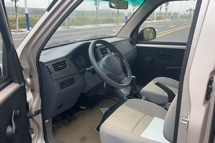 Used Jinbei Hiace X30 2023 1.5L Super-Comfortable Passenger Van 5/6/7-Seater Non-Air-Conditioned Version Model SWC15M Interior 1
