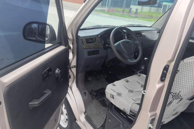 Used Jinbei Hiace X30 2023 1.5L Super-Comfortable Passenger Van 5/6/7-Seater Non-Air-Conditioned Version Model SWC15M Interior 2