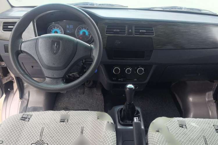 Used Jinbei Hiace X30 2023 1.5L Super-Comfortable Passenger Van 5/6/7-Seater Non-Air-Conditioned Version Model SWC15M Interior 3
