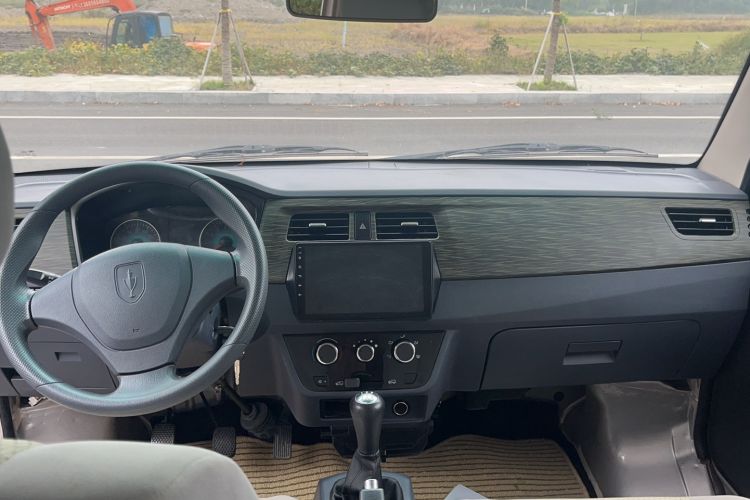 Used Jinbei Hiace X30 2023 1.5L Super-Comfortable Passenger Van 5/6/7-Seater Non-Air-Conditioned Version Model SWC15M Interior 3