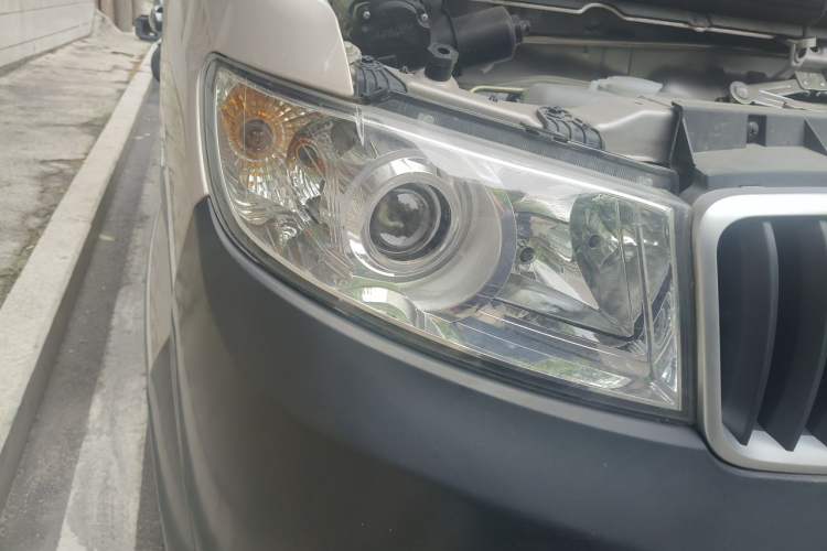 Used Jinbei Hiace X30 2023 1.5L Super-Comfortable Passenger Van 5/6/7-Seater Non-Air-Conditioned Version Model SWC15M Right Front Headlight