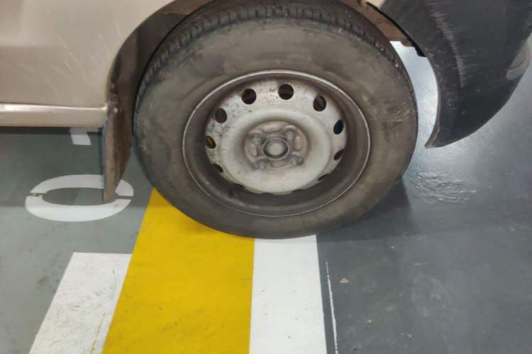 Used Jinbei Hiace X30 2023 1.5L Super-Comfortable Passenger Van 5/6/7-Seater Non-Air-Conditioned Version Model SWC15M Right Front Wheel Hub