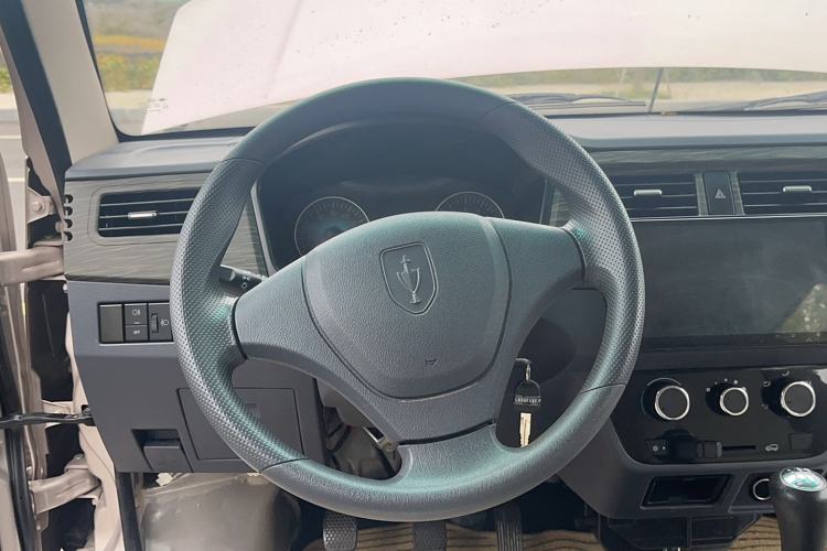 Used Jinbei Hiace X30 2023 1.5L Super-Comfortable Passenger Van 5/6/7-Seater Non-Air-Conditioned Version Model SWC15M Steering Wheel