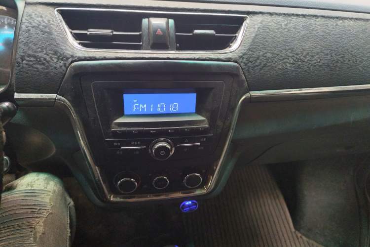 Used Jinbei Hiace X30 2023 1.5L Wealthy-Style Passenger Van 5/6/7-Seater Non-Air-Conditioned Version SWC15M Audio And AC Panel