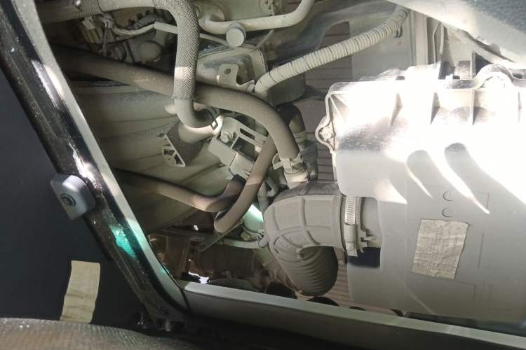 Used Jinbei Hiace X30 2023 1.5L Business-Style Passenger Van 5/6/7-Seater Non-Air-Conditioned Version SWC15M Engine Bay Right