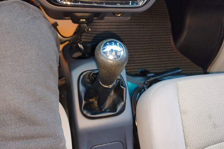 Used Jinbei Hiace X30 2023 1.5L Wealthy-Style Passenger Van 5/6/7-Seater Non-Air-Conditioned Version SWC15M Gear Lever