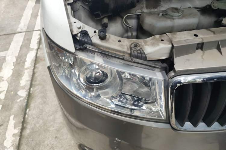 Used Jinbei Hiace X30 2023 1.5L Wealthy-Style Passenger Van 5/6/7-Seater Non-Air-Conditioned Version SWC15M Right Front Headlight