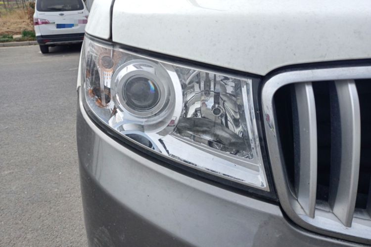 Used Jinbei Hiace X30 2023 1.5L Business-Style Passenger Van 5/6/7-Seater Non-Air-Conditioned Version SWC15M Right Front Headlight