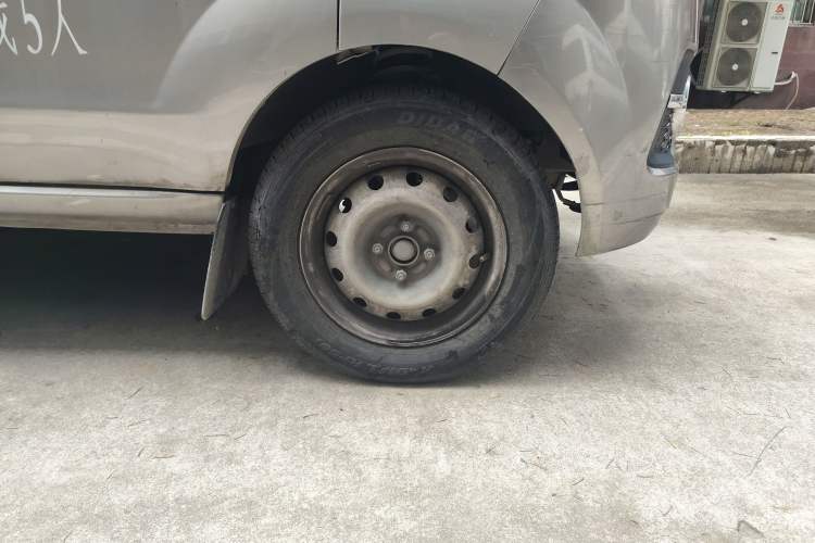 Used Jinbei Hiace X30 2023 1.5L Wealthy-Style Passenger Van 5/6/7-Seater Non-Air-Conditioned Version SWC15M Right Front Wheel Hub