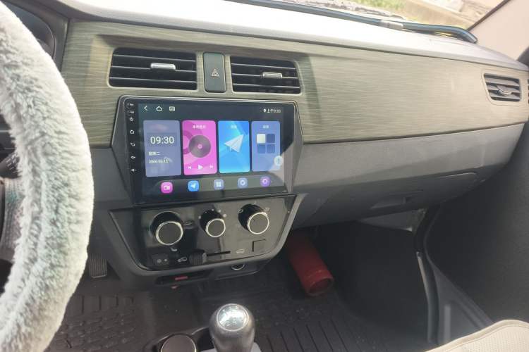 Used Jinbei Hiace X30 2023 1.5L Super-Comfortable Passenger Van 5/6/7-Seater Non-Air-Conditioned Version Model SWC15M Audio And AC Panel