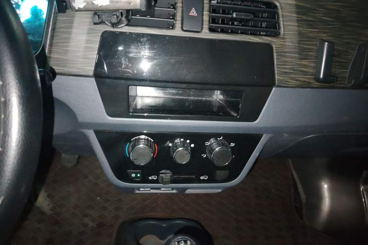Used Jinbei Hiace X30 2023 1.5L Super-Comfortable Passenger Van 5/6/7-Seater Non-Air-Conditioned Version Model SWC15M Audio And AC Panel