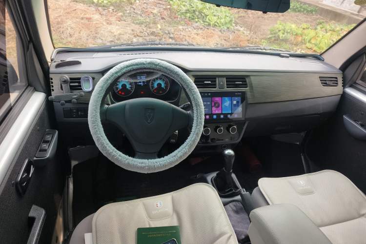 Used Jinbei Hiace X30 2023 1.5L Super-Comfortable Passenger Van 5/6/7-Seater Non-Air-Conditioned Version Model SWC15M Center Console